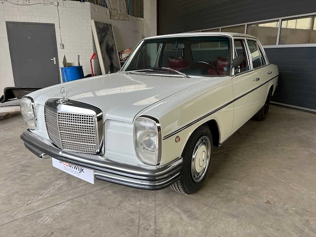 Mercedes - w114 - 250 e - oldtimer - 1968 - afbeelding 1 van  37