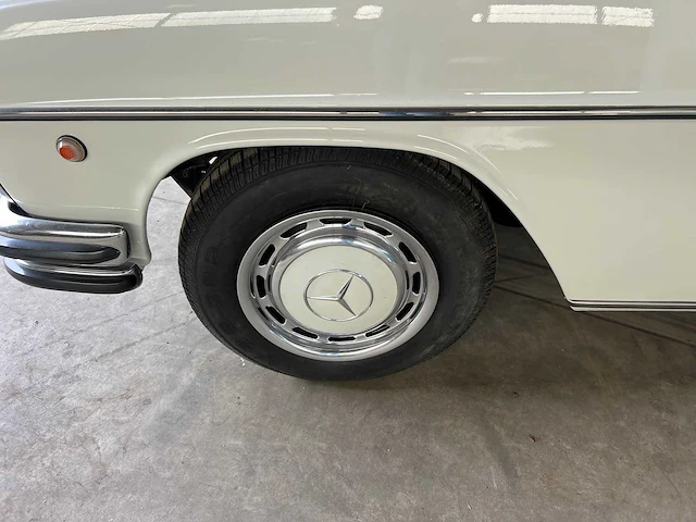 Mercedes - w114 - 250 e - oldtimer - 1968 - afbeelding 22 van  37