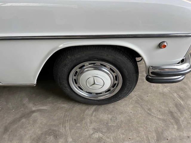 Mercedes - w114 - 250 e - oldtimer - 1968 - afbeelding 24 van  37