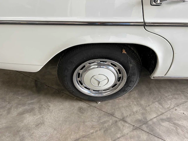 Mercedes - w114 - 250 e - oldtimer - 1968 - afbeelding 25 van  37