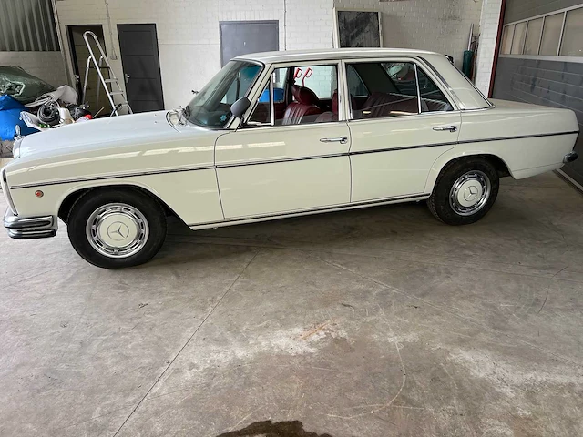 Mercedes - w114 - 250 e - oldtimer - 1968 - afbeelding 23 van  37