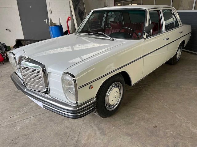 Mercedes - w114 - 250 e - oldtimer - 1968 - afbeelding 32 van  37
