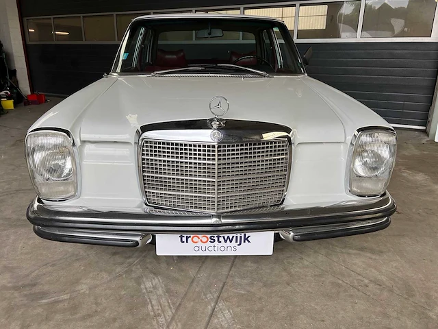 Mercedes - w114 - 250 e - oldtimer - 1968 - afbeelding 34 van  37