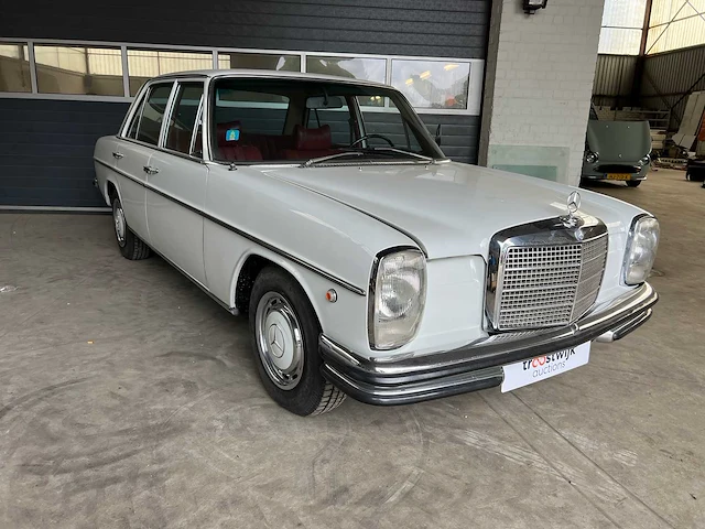 Mercedes - w114 - 250 e - oldtimer - 1968 - afbeelding 35 van  37