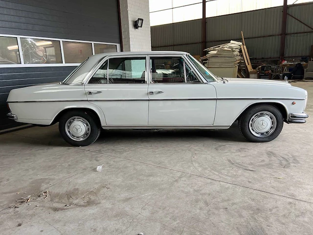 Mercedes - w114 - 250 e - oldtimer - 1968 - afbeelding 36 van  37