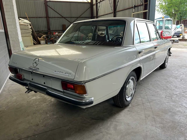 Mercedes - w114 - 250 e - oldtimer - 1968 - afbeelding 37 van  37