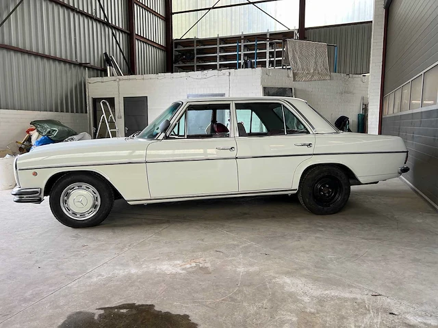 Mercedes - w114 - 250 e - oldtimer - 1968 - afbeelding 33 van  37