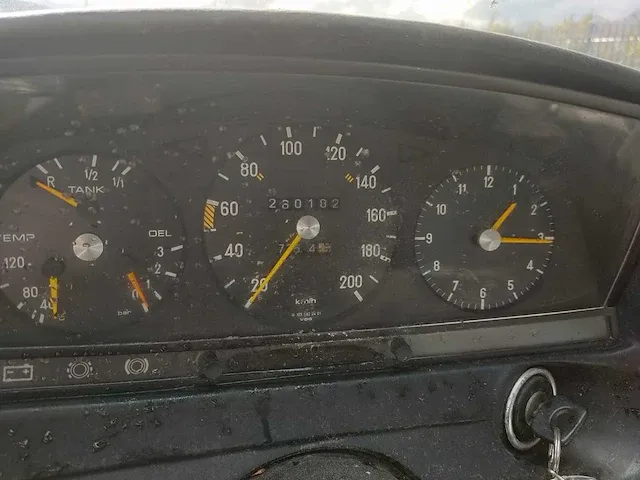 Mercedes - w123 250s - ex. ambulance-ziekenauto - 1980 - afbeelding 2 van  10