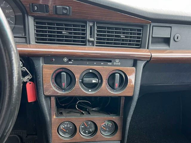 Mercedes-benz - 190 - 2.5 d turbo (1989) - afbeelding 18 van  18