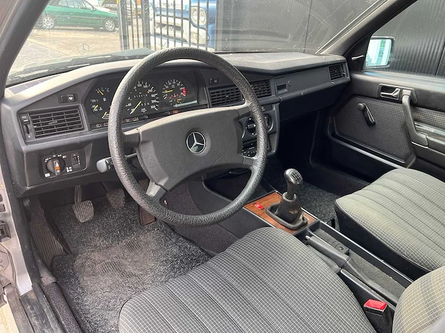Mercedes-benz - 190-serie - 2.0 e (1987) - afbeelding 12 van  19