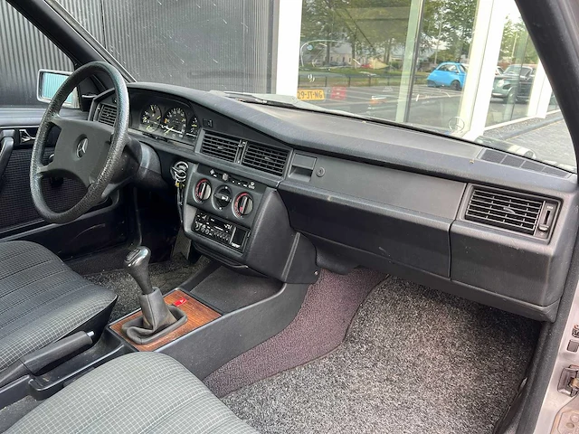 Mercedes-benz - 190-serie - 2.0 e (1987) - afbeelding 16 van  19