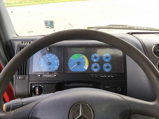 Mercedes-benz - 1999 - vrachtwagen - afbeelding 5 van  51