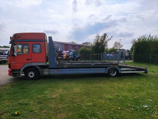 Mercedes-benz - 1999 - vrachtwagen - afbeelding 12 van  51