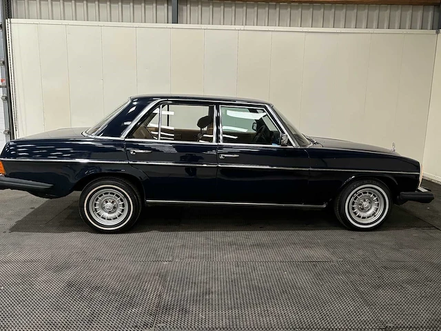 Mercedes-benz - 200-280 (w115) - 240 d 3.0 - 1975 - oldtimer - afbeelding 3 van  45