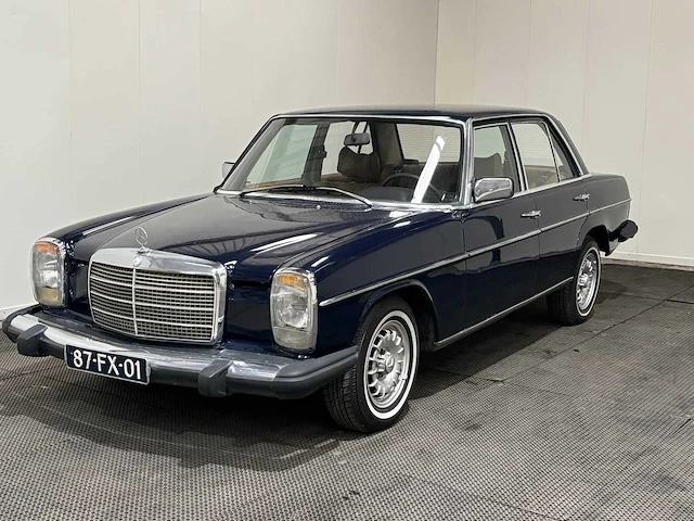Mercedes-benz - 200-280 (w115) - 240 d 3.0 - 1975 - oldtimer - afbeelding 1 van  45