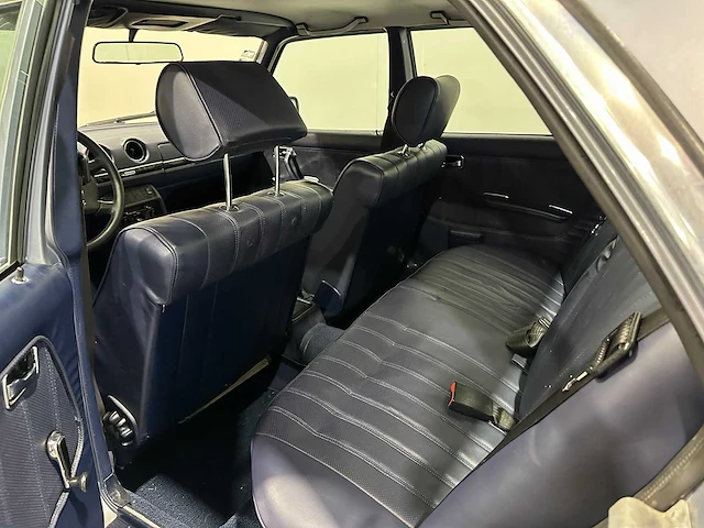 Mercedes-benz - 200-280 (w123) - 230 e - oldtimer - afbeelding 2 van  17