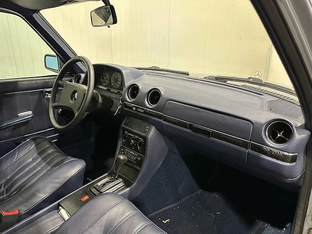 Mercedes-benz - 200-280 (w123) - 230 e - oldtimer - afbeelding 3 van  17