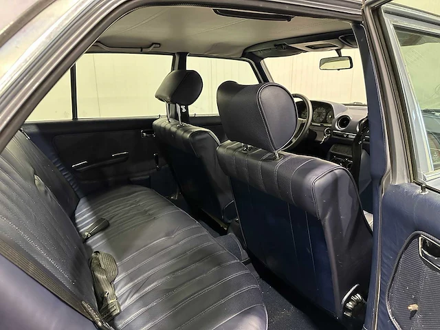 Mercedes-benz - 200-280 (w123) - 230 e - oldtimer - afbeelding 4 van  17