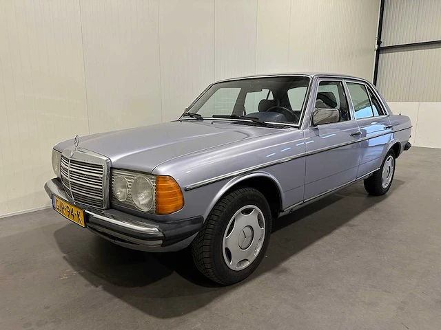 Mercedes-benz - 200-280 (w123) - 230 e - oldtimer - afbeelding 1 van  17