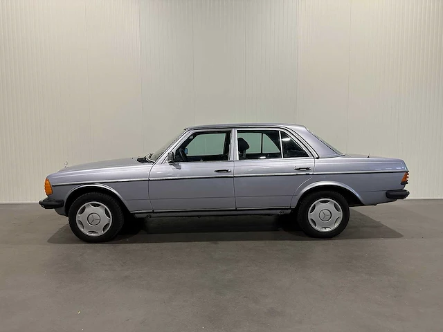 Mercedes-benz - 200-280 (w123) - 230 e - oldtimer - afbeelding 10 van  17