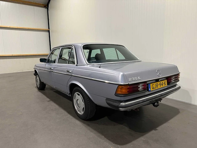 Mercedes-benz - 200-280 (w123) - 230 e - oldtimer - afbeelding 11 van  17