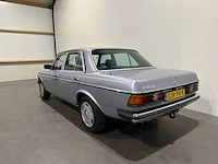Mercedes-benz - 200-280 (w123) - 230 e - oldtimer - afbeelding 11 van  17