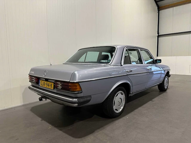 Mercedes-benz - 200-280 (w123) - 230 e - oldtimer - afbeelding 13 van  17