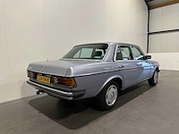 Mercedes-benz - 200-280 (w123) - 230 e - oldtimer - afbeelding 13 van  17