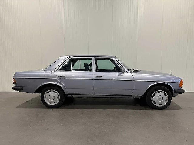 Mercedes-benz - 200-280 (w123) - 230 e - oldtimer - afbeelding 14 van  17