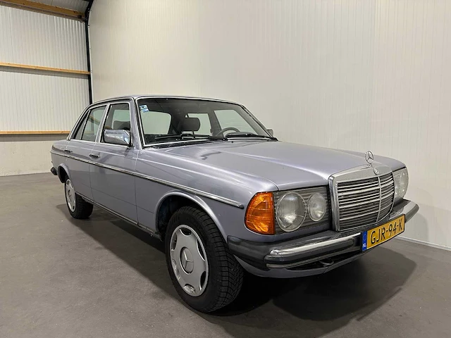 Mercedes-benz - 200-280 (w123) - 230 e - oldtimer - afbeelding 15 van  17
