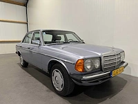 Mercedes-benz - 200-280 (w123) - 230 e - oldtimer - afbeelding 15 van  17