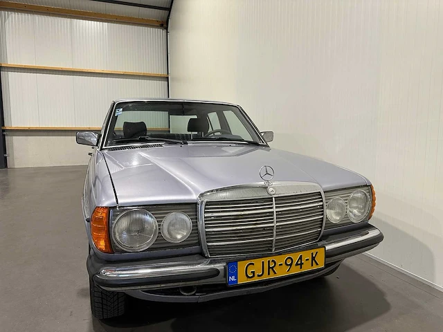 Mercedes-benz - 200-280 (w123) - 230 e - oldtimer - afbeelding 16 van  17