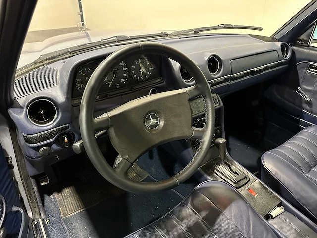 Mercedes-benz - 200-280 (w123) - 230 e - oldtimer - afbeelding 17 van  17