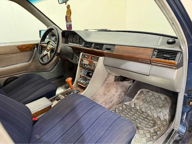Mercedes-benz - 200-500 (w124) - oldtimer - 1987 - afbeelding 10 van  33