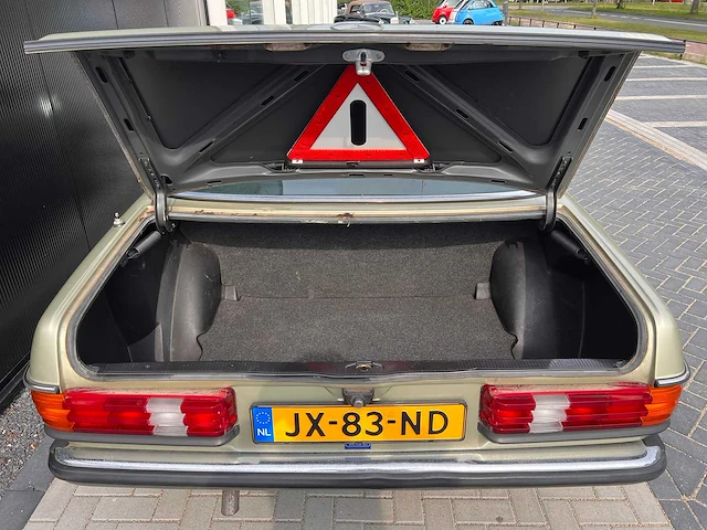 Mercedes-benz - 200 (w123) (1983) - afbeelding 2 van  21