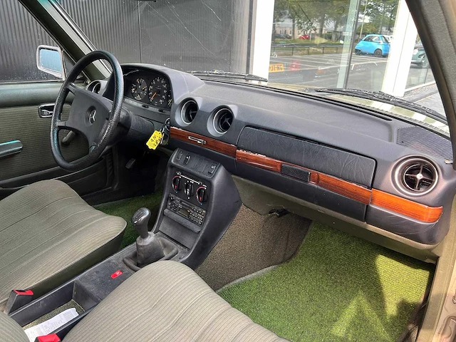 Mercedes-benz - 200 (w123) (1983) - afbeelding 4 van  21