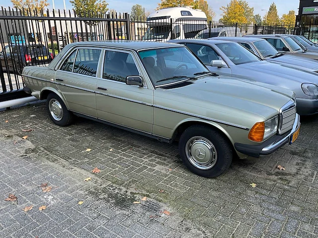 Mercedes-benz - 200 (w123) (1983) - afbeelding 10 van  21