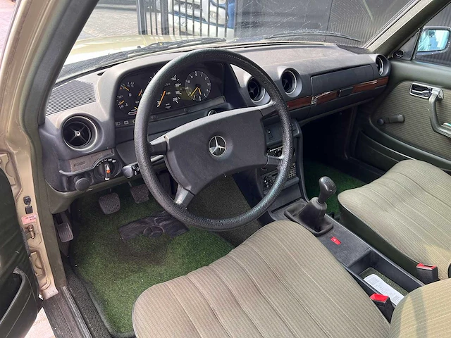 Mercedes-benz - 200 (w123) (1983) - afbeelding 20 van  21