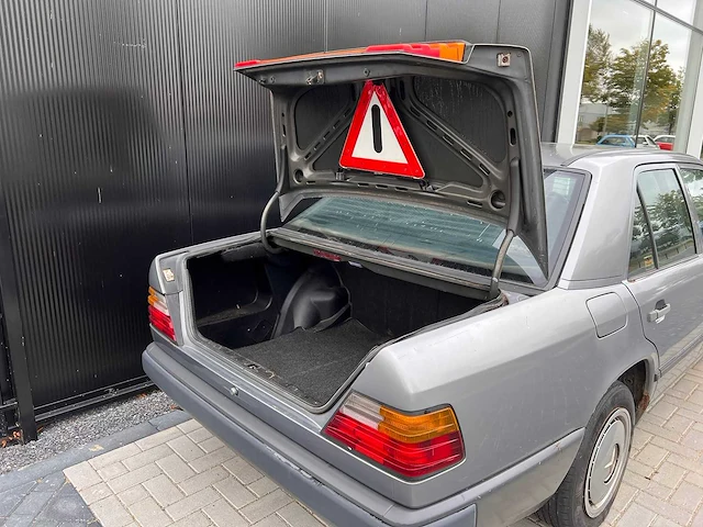 Mercedes-benz - 200d (w124) (1987) - afbeelding 2 van  14