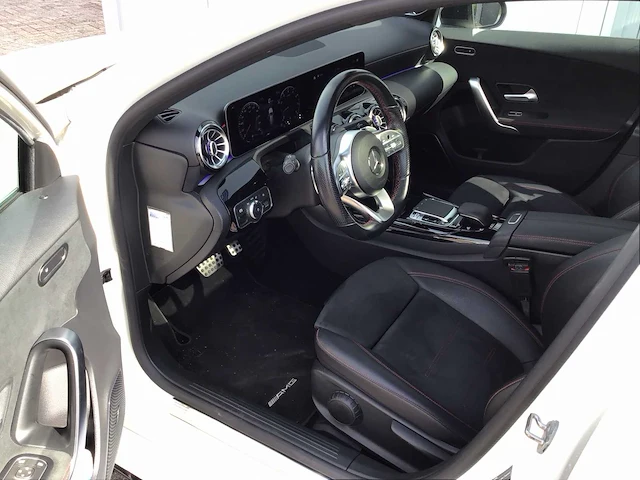 Mercedes-benz - 2019 - a-klasse - amg 35 4matic - personenauto - afbeelding 12 van  30