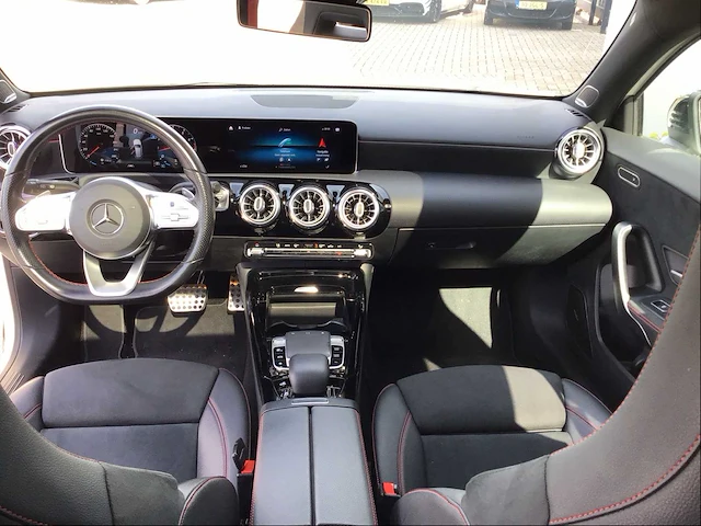Mercedes-benz - 2019 - a-klasse - amg 35 4matic - personenauto - afbeelding 13 van  30