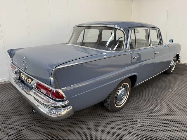 Mercedes-benz - 220s - heckflosse - oldtimer - 1965 - afbeelding 2 van  37