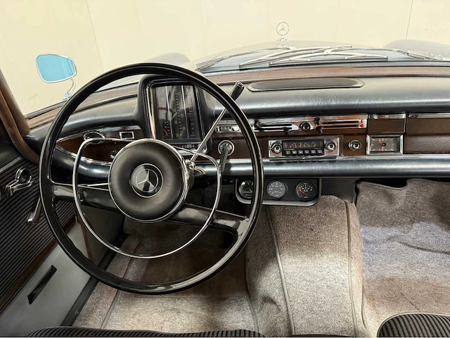 Mercedes-benz - 220s - heckflosse - oldtimer - 1965 - afbeelding 9 van  37