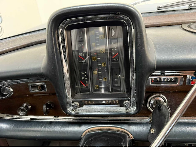 Mercedes-benz - 220s - heckflosse - oldtimer - 1965 - afbeelding 10 van  37