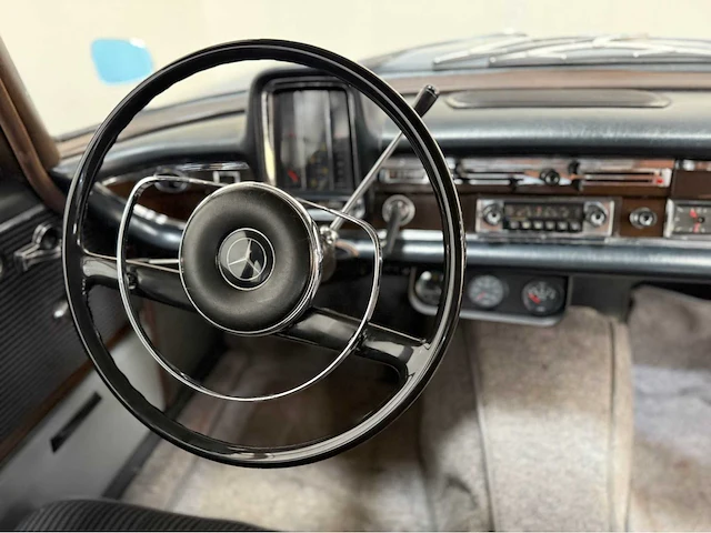 Mercedes-benz - 220s - heckflosse - oldtimer - 1965 - afbeelding 11 van  37