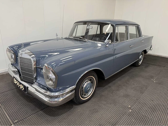 Mercedes-benz - 220s - heckflosse - oldtimer - 1965 - afbeelding 1 van  37