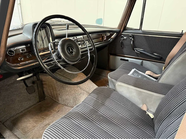Mercedes-benz - 220s - heckflosse - oldtimer - 1965 - afbeelding 13 van  37