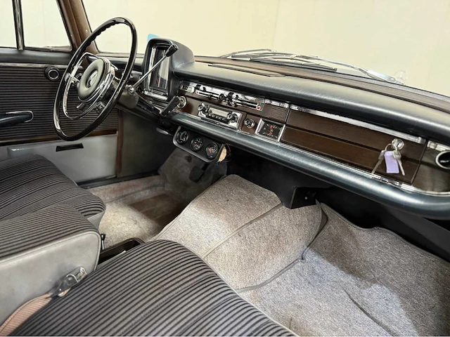 Mercedes-benz - 220s - heckflosse - oldtimer - 1965 - afbeelding 14 van  37