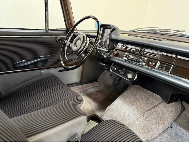 Mercedes-benz - 220s - heckflosse - oldtimer - 1965 - afbeelding 15 van  37