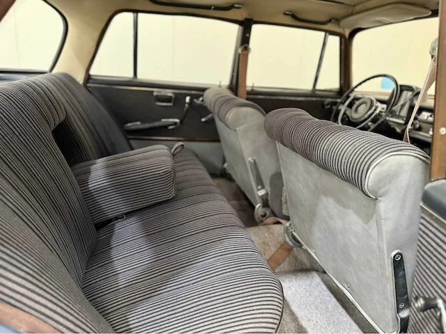 Mercedes-benz - 220s - heckflosse - oldtimer - 1965 - afbeelding 16 van  37